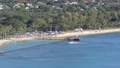 ハワイのワイキキの風景。クオヒビーチで海水浴をする人々とクィーンズビーチでビーチバレーをする人々 79791093