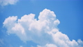 真っ青な夏空に浮かぶ積乱雲 4K UHD 80379436