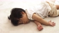 窓際で横になって寝る赤ちゃん（1歳、日本人、女の子） 81875795