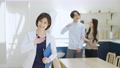 家の説明をする不動産営業マンと夫婦	 82181955