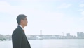 街を歩くビジネスマン 82298928