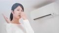 鼻をつまむ女性　エアコンイメージ 83427346