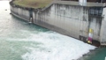 二風谷ダムで水が流れる様子 84155350