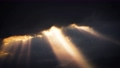 陽光透過雲層和神秘的天空傾瀉而下，一道夢幻般的光束 84641874