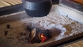 古民家の囲炉裏の火　鋳物の鋳物のやかんで湯を沸かす 84902311
