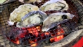 広島県産の牡蠣を炭火で焼く 85695949