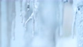 【冬】凍った氷柱から水滴がポタポタと滴る様子 85925947