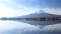 冬の青空と逆さ富士 85969244