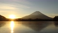 冬の夜明け　凍結した湖と富士山 85969246