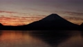 冬の朝焼け　富士山と凍結した湖 85969247