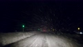 吹雪のなか夜の高速道路を走る車から見た冬の風景 86379309