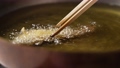 天ぷらを揚げる　 87018991
