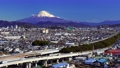 （静岡県）高速道路越しに、静岡市の街並みと富士山 87055429