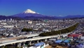（静岡県）高速道路越しに、静岡市の街並みと富士山　タイムラプス 87055430