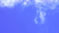 流れる雲、青い空、白い雲 87371645