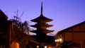 京都タイムラプス 夕暮れ時の産寧坂から眺める法観寺八坂の塔 87784226