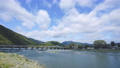 京都タイムラプス 嵐山公園中之島地区から眺める早朝の嵐山と渡月橋の上空を流れる雲 87784227