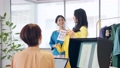 カジュアルなオフィスで会話する女性グループ 88233267