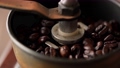 コーヒー豆を挽く（スローモーション） 88703032