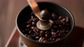 コーヒー豆を挽く 88703033