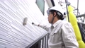 刷毛で戸建て住宅の外壁を塗る塗装職人 89516451