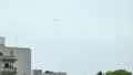 4K 透過窗戶錄製，俯瞰一架從房間窗戶飛越東京市中心的客機 89778156