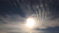 太陽が熱く、ゆらめくような空です。空の背景素材。タイムラプス動画。クリスマスイブです。 90259815