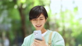 スマートフォンを操作する若い女性 90821249