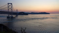 兵庫県南あわじ市　道の駅うずしおから見る大鳴門橋の夕景と通り過ぎる船 91090562