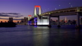 東京タイムラプス 台場公園から眺める夕暮れのレインボーブリッジと東京タワー芝浦方面の景色のズームアウ 92097228