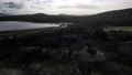 大自然タスマニア　森の中の湖に向かっていくドローン映像	 92955100