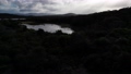 大自然タスマニア　森の中の湖に向かっていくドローン映像	 92955147