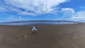 パノラマ撮影した夏の海のビーチの風景と遊んでいる子供の様子 93061746