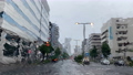 雨の日に車窓から見た名古屋の街並みの風景 93061748