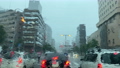 雨の日に車窓から見た名古屋の街並みの風景 93061751