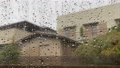 雨の日に車窓から見た住宅地の風景 93061754