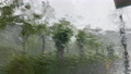 雨の日に車窓から見た住宅地の風景 93061755