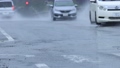 大雨　道路　水しぶきを上げて橋を走行する自動車 93146133
