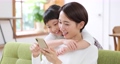 スマホを操作中に甘えてくる子供 93292012