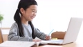 オンライン学習をする小学生の女の子 パソコン 93677950