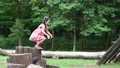 公園でジャンプする女の子 93774622
