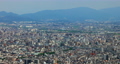 高層ビルの上から見える大阪の街並み 93884890