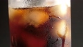 中央にある氷とコーヒーが入った水滴の付いたドリンクボトルの上部 94211766