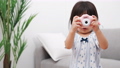 おもちゃのカメラを撮って遊ぶ2歳の女の子 94287732