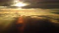 夕日に染まる日没直前の雲上を飛ぶ飛行機からの幻想的な光の風景 94582666