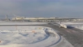 積雪の空港に着陸する飛行機内からの眺め (北海道、新千歳空港) 94703604