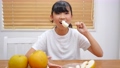 自宅で梨を食べているアジア人の女の子 94782407