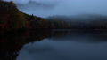 霧の立ち込める朝の湖のタイムラプス映像：長野市戸隠、鏡池（パンニング） 94812379