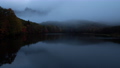 霧の立ち込める朝の湖のタイムラプス映像：長野市戸隠、鏡池（ズームイン） 94812383