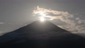 山中湖より望む富士山頂に沈む太陽（ダイヤモンド富士）と彩雲のタイムラプス映像（パンニング） 94812966